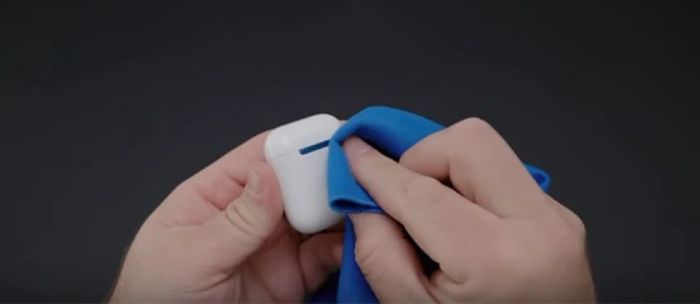 Cách làm sạch hộp sạc tai nghe AirPods
