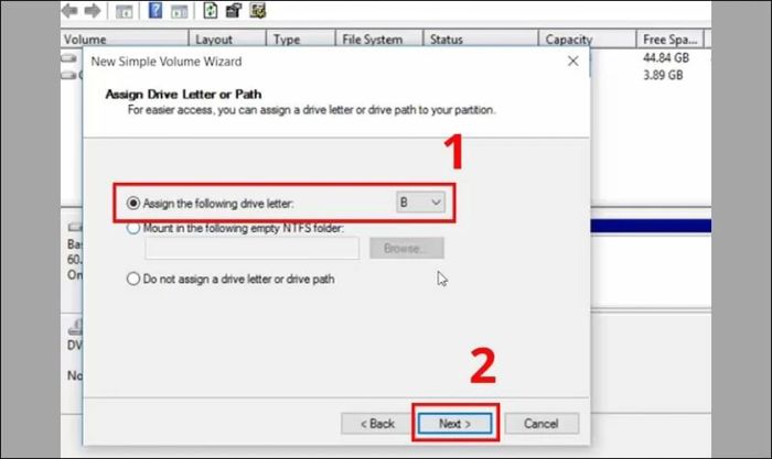 Gán cho ổ cứng chữ cái bạn muốn tại mục Assign the following drive letter rồi bấm Next