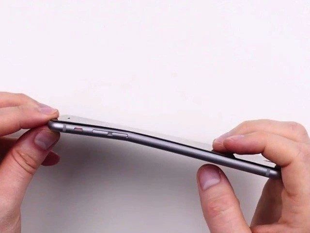Làm thế nào khi điện thoại iPhone bị cong vênh?