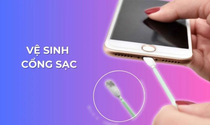 Kiểm tra và loại bỏ các dị vật có thể cản trở quá trình sạc pin của điện thoại.