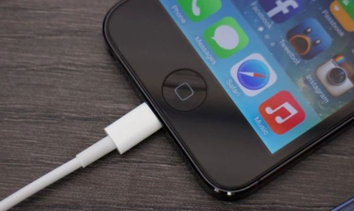 Tiến hành sạc lại cho iPhone bị tắt nguồn liên tục