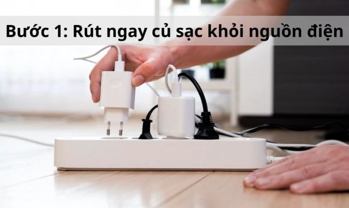 Ngắt kết nối củ sạc khỏi nguồn điện ngay lập tức