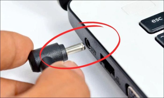 Khắc phục tình trạng sạc laptop không ổn định do chân jack cắm bị lỏng