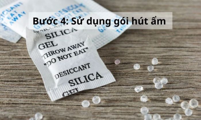 Dùng gói hút ẩm để làm khô