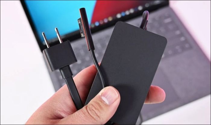 Kiểm tra bộ sạc khi laptop không sạc vào pin