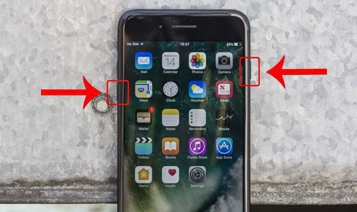 Nhấn và giữ đồng thời nút Nguồn và nút Volume