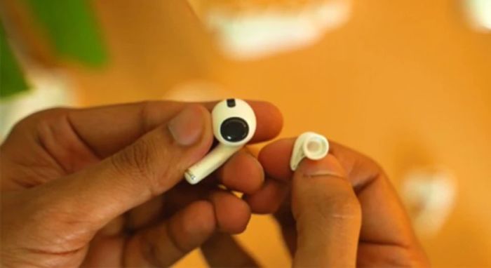 Cách vệ sinh tai nghe AirPods Pro đúng cách