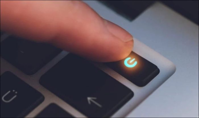 Ấn và giữ nút nguồn trong vài giây