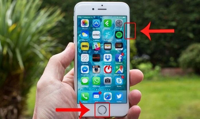 Nhấn và giữ đồng thời nút Nguồn và nút Home