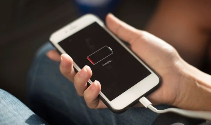 Hết pin và sạc lại khi iPhone bị tắt nguồn liên tục