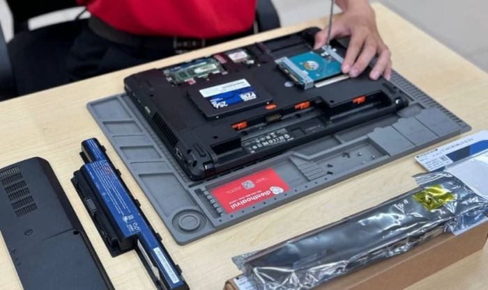 Mang laptop gặp vấn đề không sạc đầy pin đến cửa hàng sửa chữa