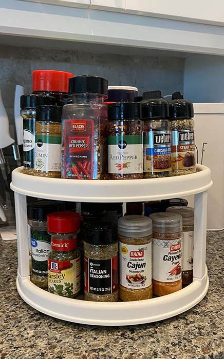 A reviewer uses the rack to neatly store their spices.