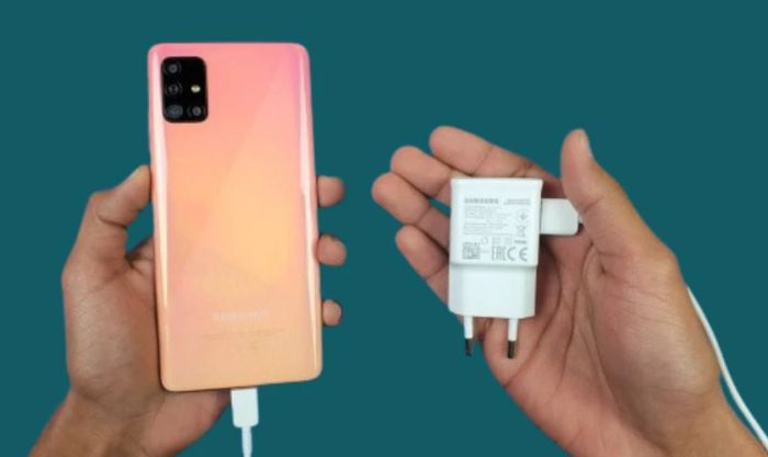 Kiểm tra bộ sạc của Samsung A51