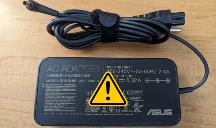 Tại sao cắm sạc vào laptop đèn adaptor lại tắt?