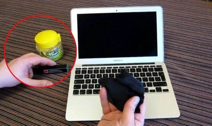 Hướng dẫn cách tự xử lý vết trầy xước trên màn hình laptop tại nhà một cách dễ dàng