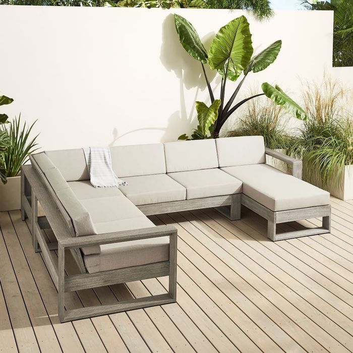 U-shaped arrangement on a deck.