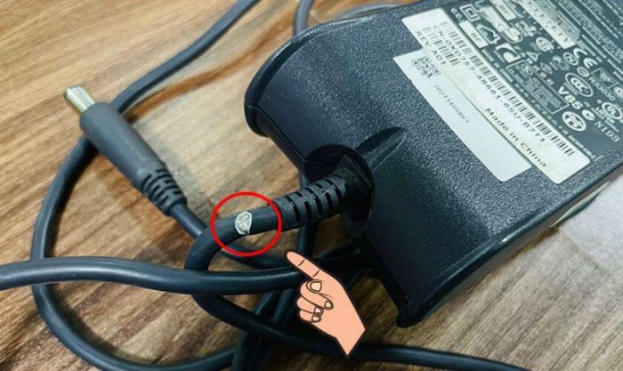 Kiểm tra dây cáp và nguồn điện đảm bảo kết nối ổn định, an toàn