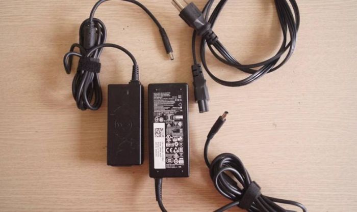 Thay adapter, pin và bộ sạc để tránh bị giật điện khi sạc laptop