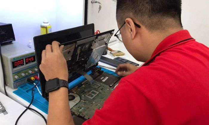 Thay tấm nền màn hình laptop để khắc phục tình trạng màn hình bị giật