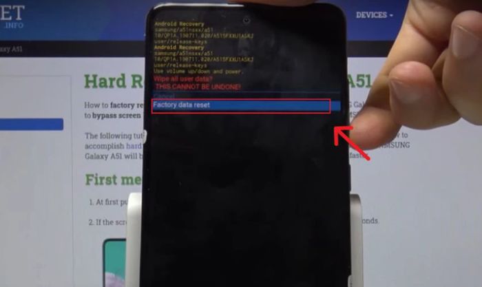 Bạn tiếp tục bấm chọn vào Factory data reset