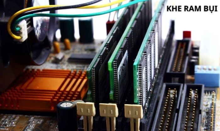 Bụi bám vào khe cắm RAM gây lỗi sọc màn hình laptop