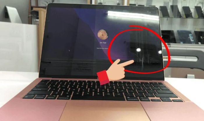 Màn hình bị lỗi do va đập hoặc bị ngấm nước