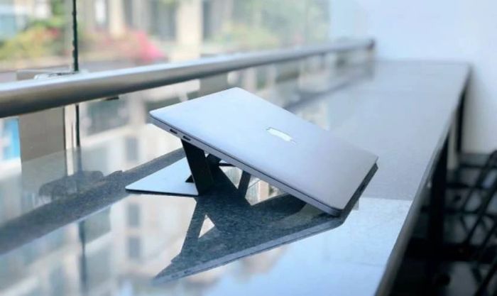 Đặt laptop ở nơi có không khí lưu thông tốt để tránh tình trạng màn hình laptop bị ẩm