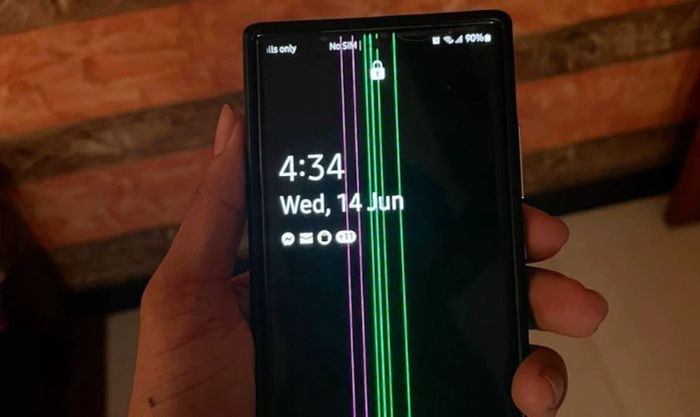 Nhận diện tình trạng màn hình Samsung Note 20 Ultra bị sọc xanh