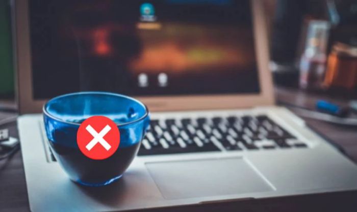 Không để đồ uống lên laptop để tránh làm ẩm màn hình và gây hư hỏng
