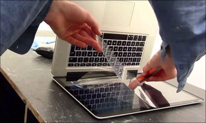 Cách ngăn chặn màn hình MacBook bị chấm đen