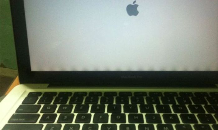 Dấu hiệu nhận biết màn hình Macbook bị hở sáng và cách nhận diện
