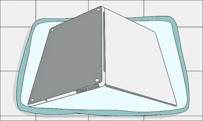 Hãy mở laptop một góc 45 độ và đặt úp ngược lên tấm khăn