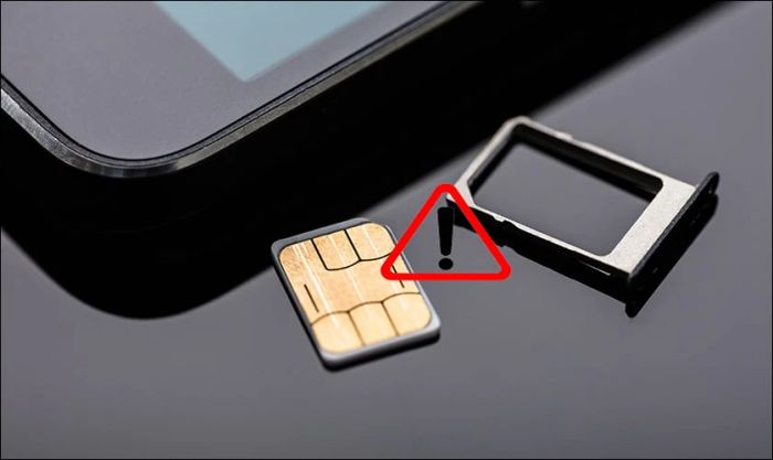SIM bị hỏng hoặc khay SIM gặp sự cố gây ra lỗi không có dịch vụ trên điện thoại