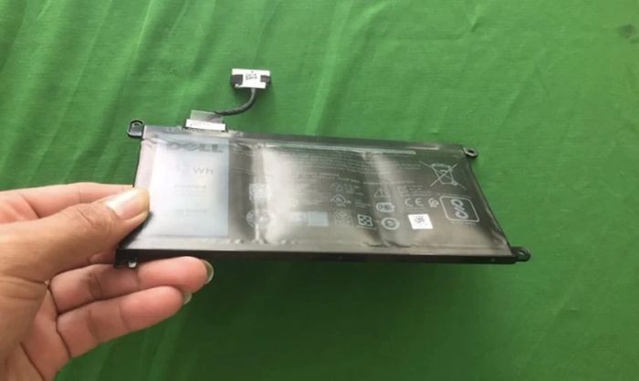 Liệu có thể làm xẹp pin laptop khi đã bị phồng không?
