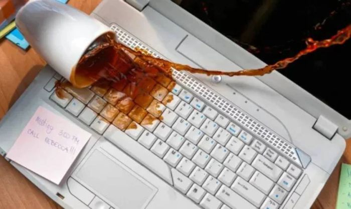 Các nguyên nhân gây ra tình trạng màn hình laptop bị ẩm