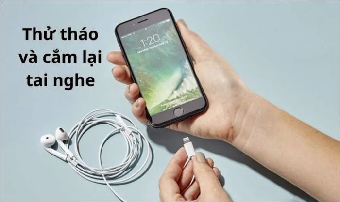 Thử rút và cắm lại tai nghe khi loa iPhone bị lỗi