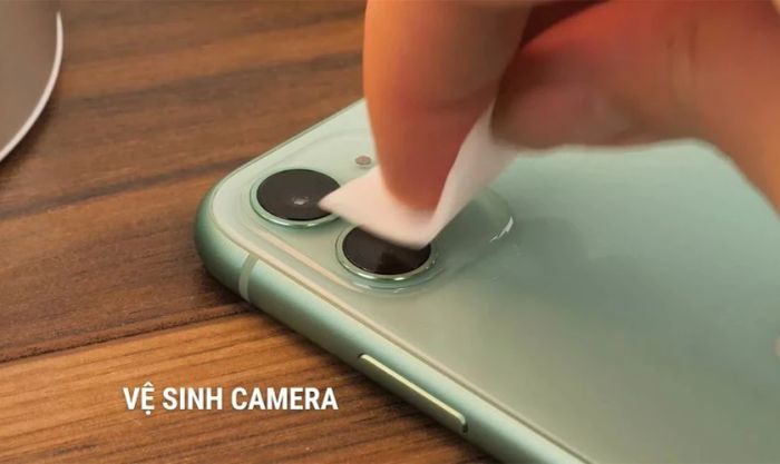 Vệ sinh camera là cách giúp khắc phục tình trạng camera iPhone bị mờ
