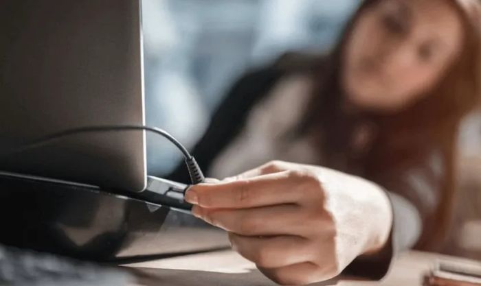 Kiểm tra nguồn điện và cáp màn hình