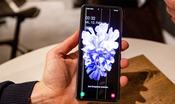 Nguyên nhân gây sọc màn hình Samsung Z Flip 3