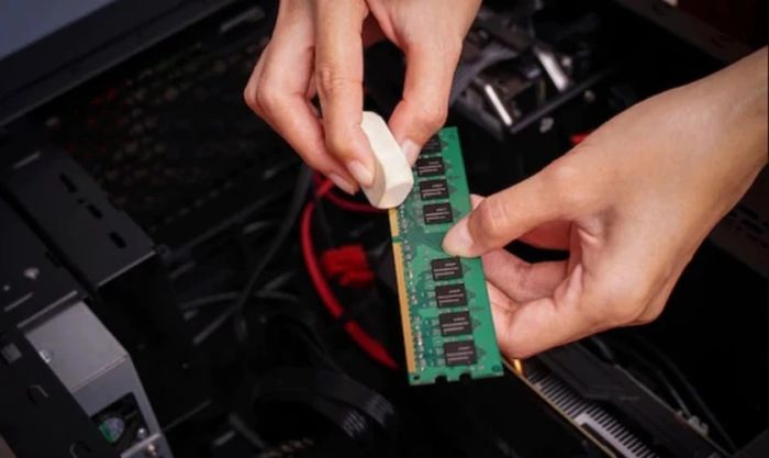 Vệ sinh khe cắm RAM sạch sẽ