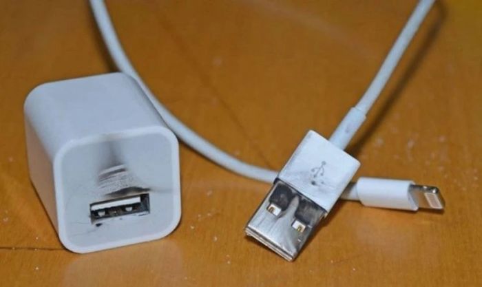 Bộ sạc và adapter hỏng là nguyên nhân khiến iPhone 11 không bật nguồn được khi sạc