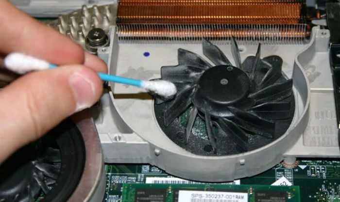 Quạt của laptop phát ra tiếng ồn lớn