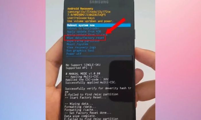 Chọn chế độ Wipe Data/Factory Reset để tiếp tục