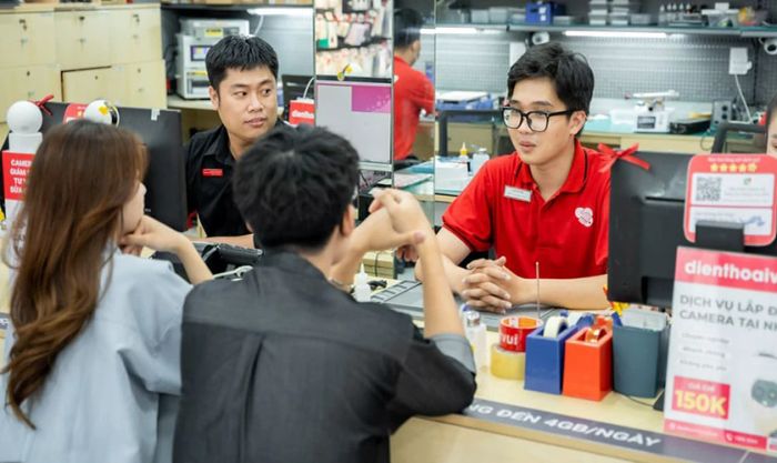 Đem đến cửa hàng sửa chữa điện thoại khi gặp lỗi không có dịch vụ trên điện thoại