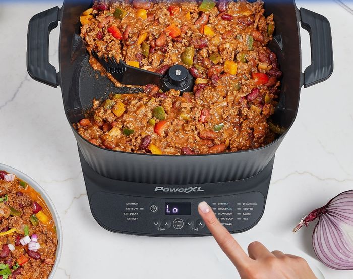 The self-stirring multi-cooker shown from above, stirring a pot of chili