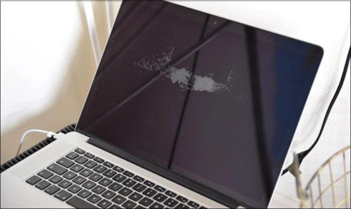 Nguyên nhân nào khiến màn hình MacBook xuất hiện chấm đen?