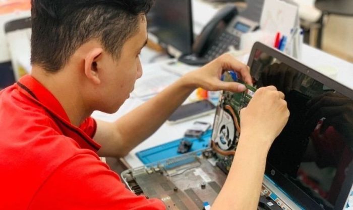 Thay màn hình laptop tại cửa hàng uy tín khi gặp viền đỏ, sọc đỏ