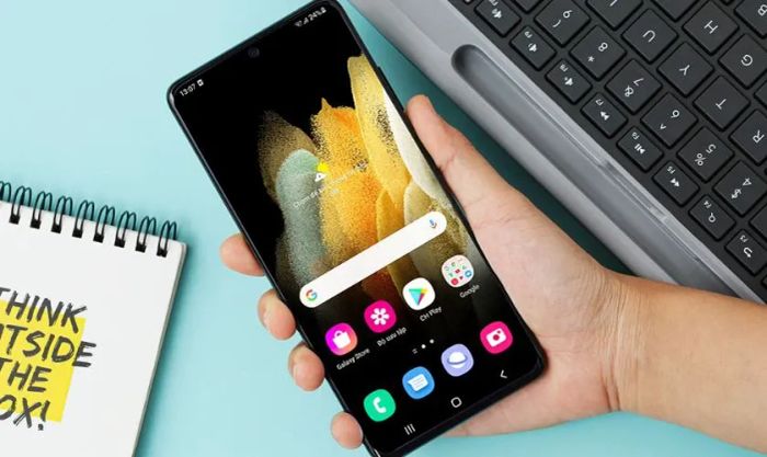 Nhẹ nhàng vỗ vào màn hình điện thoại Samsung S21 Ultra