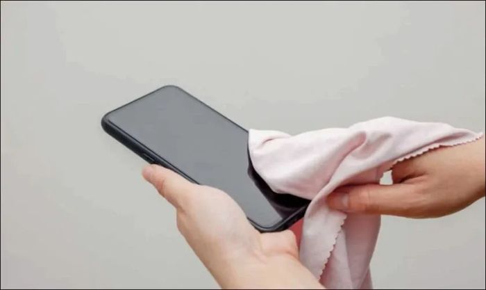 Kiểm tra xem màn hình và cảm biến vân tay Samsung có bị trầy xước không