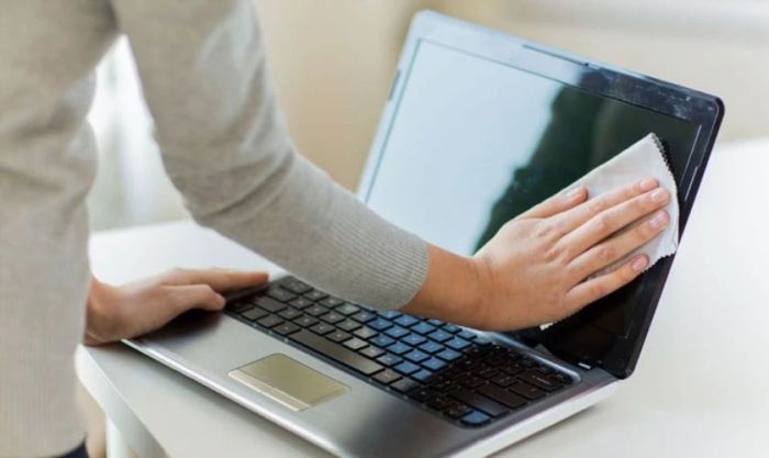 Vệ sinh màn hình laptop bị vàng